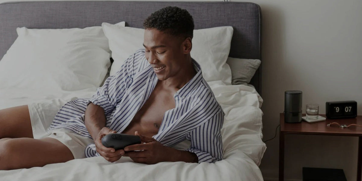 Een man ontspant op bed