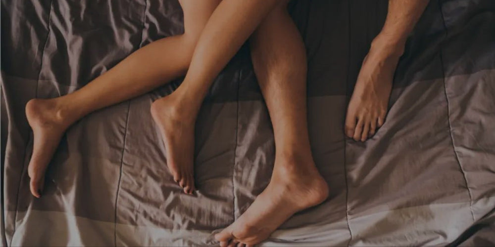 Twee mensen liggen samen op bed
