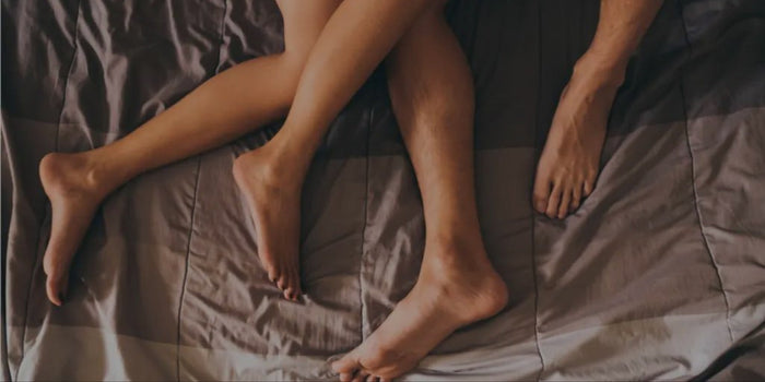 Twee mensen liggen samen op bed